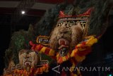 Grup reog tampil di panggung utama Alun-alun Ponorogo saat mengikuti Festival Nasional Reog Ponorogo di Ponorogo, Jawa Timur, Sabtu (16/9). Puluhan grup reog dari berbagai daerah di seluruh Indonesia mengikuti Festival Nasional Reog Ponorogo XXIV yang merupakan rangkaian kegiatan Hari Jadi ke-521 Kabupaten Ponorogo dan Grebeg Suro 2017. Antara Jatim/Siswowidodo/uma/17