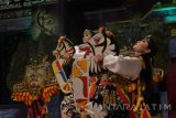 Grup reog tampil di panggung utama Alun-alun Ponorogo saat mengikuti Festival Nasional Reog Ponorogo di Ponorogo, Jawa Timur, Sabtu (16/9). Puluhan grup reog dari berbagai daerah di seluruh Indonesia mengikuti Festival Nasional Reog Ponorogo XXIV yang merupakan rangkaian kegiatan Hari Jadi ke-521 Kabupaten Ponorogo dan Grebeg Suro 2017. Antara Jatim/Siswowidodo/uma/17