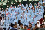 Penonton dari kalangan santri pondok pesantren memberi dukungan dari arah tribun Stadion Menak Sopal, Trenggalek, Jawa Timur, Minggu (17/9). Antara Jatim/Destyan Sujarwoko/mas/17.