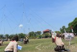 Anggota Pramuka Penggalang melakukan penaksiran ketinggian saat mengikuti Lomba Tantangan Pramuka (‘Scout Challenge’) di Lapangan Gulun, Kota Madiun, Jawa Timur, Minggu (17/9). Gugus Depan (Gudep) milik PT Industri Kereta Api (Inka) menggelar berbagai macam lomba pramuka dalam ‘Inka Scout Challenge 2017’ yang diikuti ratusan anggota Pramuka tingkat Penggalang dari 11 SMP. Antara Jatim/Siswowidodo/mas/17