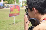 Anggota Pramuka Penggalang membidik menggunakan kompas saat mengikuti lomba membidik kompas dalam Lomba Tantangan Pramuka (‘Scout Challenge’) di Lapangan Gulun, Kota Madiun, Jawa Timur, Minggu (17/9). Gugus Depan (Gudep) milik PT Industri Kereta Api (Inka) menggelar berbagai macam lomba pramuka dalam ‘Inka Scout Challenge 2017’ yang diikuti ratusan anggota Pramuka tingkat Penggalang dari 11 SMP. Antara Jatim/Siswowidodo/mas/17