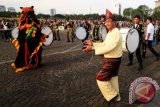 Menteri Perhubungan Budi Karya Sumadi (kanan) memberikan semangat kepada pemain drum band dari Sekolah Tinggi Transportasi Darat (STTD) saat acara puncak peringatan Hari Perhubungan Nasional di Monas, Jakarta, Minggu (17/9). Dalam acara tersebut Kementerian Perhubungan mengadakan beberapa agenda hiburan untuk masyarakat seperti pemutaran film, drum band, dan orkes melayu. ANTARA FOTO/Rivan Awal Lingga/wdy/2017.