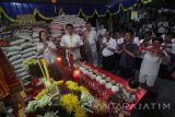 Sejumlah warga Tionghoa melakukan sembahyang pada perayaan Hungry Ghost Festival di Surabaya, Jawa Timur, Minggu (17/9). Perayaan tersebut merupakan tradisi sembahyang untuk menyeberangkan arwah leluhur ke alam yang lebih baik. Antara Jatim/Moch Asim/17