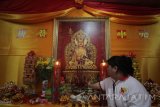 Menghormati leluhur dengan cara sembahyang dalam budaya Tionghoa merupakan kebiasaan yang dilakukan anggota keluarga yang masih hidup untuk mencukupi kebutuhan anggota keluarga yang sudah meninggal dan membuat mereka berbahagia di akhirat. Antara Jatim/Moch Asim/17.