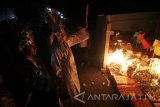 Sembahyang Rebutan yang biasa dilakukan pada bulan ke tujuh penanggalan Imlek, dipercaya menjadi gerbang antara akhirat terbuka bagi para roh untuk memasuki dunia manusia serta melakukan apa yang mereka inginkan. Karena itu warga Tionghoa biasanya mempersembahkan makanan atau (uang arwah) yang kemudian dibakar agar roh-roh tersebut tenang. Antara Jatim/Moch Asim/17.