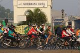 Peserta sepeda gembira (Fun Bike) melintas di pintu perlintasan kereta api Stasiun Surabaya Kota, Surabaya, Jawa Timur, Minggu (17/9). Kegiatan tersebut merupakan salah satu rangkaian acara yang digelar di Surabaya untuk menyambut Hari Ulang Tahun (HUT) ke-72 TNI. Antara Jatim/Didik Suhartono/mas/17
