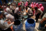 Anggota Polres Jombang memberikan bantuan air bersih menggunakan kendaraan 'Water Canon' di Desa Pakel, Kecamatan Bareng, Jombang, Jawa Timur, Sabtu (16/9). Berdasarkan data Badan Penanggulangan Bencana Daerah (BPBD) Kabupaten Jombang, terdapat 976 Kepala Keluarga (KK) di Lima Kecamatan terdampak kekeringan. Antara Jatim/Syaiful Arif/uma/17