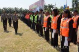 Kapolda Jawa Timur Irjen Pol Machfud Arifin (ketiga kiri) memeriksa peserta apel saat Apel Gelar Pasukan dalam Rangka Operasi Aman Suro 2017 di Alun-alun Kota Madiun, Jawa Timur, Senin (18/9). Antara Jatim/Siswowidodo/uma/17