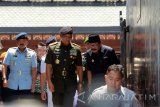 Panglima TNI bersama rombongan yang terdiri dari 43 pejabat tinggi TNI di sambut Gubernur Jawa Timur Pakde Karwo, Bupati Blitar Rijanto dan Walikota Blitar Samanhudi Anwar. Antara Jatim/Irfan Anshori/uma/17