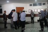 Ada sekitar lima orang petugas berompi bertuliskan KPK yang masuk ruangan dan menyisir semua isi yang ada di ruangan untuk mencari berbagai dokumen terkait dugaan suap yang menyeret Wali Kota Batu Eddy Rumpoko dan beberapa pejabat lainnya, paska operasi tangkap tangan (OTT).Antara Jatim/Ari Bowo Sucipto/uma/17.