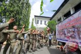 Sejumlah personil Satpol PP memusnahkan minuman keras dengan cara dilempar ke dalam truk, di halaman kantor Bupati Gorontalo, Kabupaten Gorontalo, Provinsi Gorontalo, Senin (18/9). Pemerintah Daerah Kabupaten Gorontalo bersama unsur TNI, Polri dan Kejaksaan Negeri memusnahkan 2.589 botol minuman keras sebagai komitmen memberantas peredaran minuman keras di daerah tersebut. (ANTARA FOTO/Adiwinata Solihin)