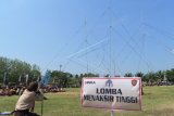 Anggota Pramuka Penggalang melakukan penaksiran ketinggian saat mengikuti Lomba Tantangan Pramuka (Scout Challenge') di Lapangan Gulun, Kota Madiun, Jawa Timur, Minggu (17/9). Gugus Depan (Gudep) milik PT Industri Kereta Api (Inka) menggelar berbagai macam lomba pramuka dalam Inka Scout Challenge 2017' yang diikuti ratusan anggota Pramuka tingkat Penggalang dari 11 SMP. ANTARA FOTO/Siswowidodo/aww/17.
