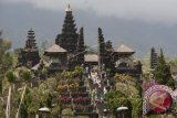 Sejumlah Umat Hindu menggelar upacara di Pura Besakih yaitu Pura yang berada di kaki Gunung Agung, Karangasem, Bali, Selasa (19/9). Pusat Vulkanologi dan Mitigasi Bencana merekomendasikan zona larangan aktivitas hingga enam kilometer dari puncak Gunung Agung menyusul meningkatnya aktifitas gunung tertinggi di Bali itu hingga pada level siaga. ANTARA FOTO/Nyoman Budhiana/wdy/2017.