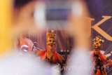 Penari Gandrung mementaskan tarian kolosal pada Festival Kawitan (pertama) di Banyuwangi, Jawa Timur, Senin (18/9). Tarian kolosal yang menceritakan awal mula lahirnya tari gandrung laki-laki menjadi tari gandrung perempuan untuk menyamar guna mengelabuhi penjajah itu, dipentaskan untuk mengenalkan sejarah budaya di Banyuwangi. Antara Jatim/Budi Candra Setya/zk/17.