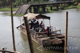 Sejumlah warga memilih menggunakan perahu penyeberangan guna menyeberangi sungai Brantas dari pada harus berputar kurang lebih 8 km. Meskipun dari sisi keselamatan kurang terjamin, setiap hari perahu ini selalu ramai penumpang. Antara Jatim/Prasetia Fauzani/mas/17.