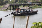 Sejumlah warga menyeberangi sungai Brantas menggunakan jasa perahu penyeberangan di Desa Jongbiru, Kediri, Jawa Timur, Selasa (19/9).
Perahu penyeberangan dapat mengangkut sejumlah sepeda motor tersebut bertarif Rp2.000 per orang. Antara Jatim/Prasetia Fauzani/mas/17
