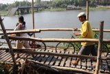 Panca ambrolnya jembatan Mrican peninggalan kolonial belanda, ada dua perahu penyeberangan beroperasi di daerah ini. Meskipun jembatan sepanjang 130 meter tersebut roboh 7 bulan lalu, hingga kini belum ada tanda-tanda akan diperbaiki. Antara Jatim/Prasetia Fauzani/mas/17.