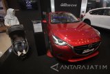 Pengunjung melihat mobil All New Mazda 2 pada pembukaan Gaikindo Indonesia International Auto Show (GIIAS) Surabaya Auto Show (SAS) 2017 di Surabaya, Jawa Timur, Rabu (20/9). Pameran otomotif yang diikuti oleh 32 merk kendaraan bermotor anggota Gaikindo tersebut berlangsung mulai 20-24 September 2017. Antara Jatim/Moch Asim/17