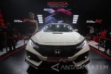 Seorang Sales Promotion Girl (SPG) berdiri di samping mobil Honda Civic Type R pada pembukaan Gaikindo Indonesia International Auto Show (GIIAS) Surabaya Auto Show (SAS) 2017 di Surabaya, Jawa Timur, Rabu (20/9). Pameran otomotif yang diikuti oleh 32 merk kendaraan bermotor anggota Gaikindo tersebut berlangsung mulai 20-24 September 2017. Antara Jatim/Moch Asim/17