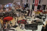 Sejumlah pengunjung melihat mobil-mobil yang dipamerkan pada pembukaan Gaikindo Indonesia International Auto Show (GIIAS) Surabaya Auto Show (SAS) 2017 di Surabaya, Jawa Timur, Rabu (20/9). Pameran otomotif yang diikuti oleh 32 merk kendaraan bermotor anggota Gaikindo tersebut berlangsung mulai 20-24 September 2017. Antara Jatim/Moch Asim/17