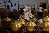 Pelajar memainkan gamelan saat mengikuti Lomba Karawitan Pelajar di Ponorogo, Jawa Timur, Selasa (19/9). Lomba karawitan tingkat pelajar SD/MI, SMP/Mts, SMA/SMK/MA di Ponorogo tersebut untuk melestarikan seni budaya tradisional. Antara Jatim/Foto/Siswowidodo/ma/17