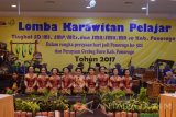 Pelajar memainkan gamelan saat mengikuti Lomba Karawitan Pelajar di Ponorogo, Jawa Timur, Selasa (19/9). Lomba karawitan tingkat pelajar SD/MI, SMP/Mts, SMA/SMK/MA di Ponorogo tersebut untuk melestarikan seni budaya tradisional. Antara Jatim/Foto/Siswowidodo/ma/17