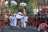 Warga mengikuti parade seni budaya Mahabandana Prasadha di Denpasar, Bali, Rabu (20/9). Festival seni budaya yang melibatkan ratusan seniman tersebut diselenggarakan untuk memeriahkan peringatan 111 tahun Perang Puputan Badung, yaitu pertempuran masyarakat Badung melawan Belanda hingga titik darah penghabisan pada tahun 1906. ANTARA FOTO/Fikri Yusuf/wdy/2017.