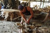 Seorang perajin menyelesaikan pesanan di sentra produksi kerajinan kayu jati di Patin, Jepon, Blora, Jateng, Rabu (20/9). Blora selain dikenal potensi migasnya juga memiliki potensi wisata, dan aneka kerajinan, di antaranya kerajinan kayu jati yang sudah masuk pasar ekspor. (Antara Jatim/Slamet Hadi Purnomo/SHP)