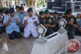 Panglima TNI Jenderal Gatot Nurmantyo (kanan) bersama KSAD Jenderal TNI Mulyono (kedua kanan), KSAL Laksamana TNI Ade Supandi (kedua kiri) dan KSAU Marsekal TNI Hadi Tjahjanto (kiri) memanjatkan doa di makam Jenderal Besar Soedirman, Taman Makam Pahlawan Kusuma Negara, DI Yogyakarta, Selasa (19/9/2017). Ziarah tersebut dalam rangka peringatan HUT ke-72 TNI tahun 2017. (ANTARA FOTO/Hendra Nurdiyansyah)