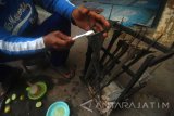 Penjual benda pusaka, Sudahri (46), melakukan pencucian benda pusaka di Pasar Mojotrisno, Mojoagung, Jombang, Jawa Timur, Rabu (20/9). Menjelang 1 Suro (1 Muharram) jasa pencucian benda pusaka kebanjiran order dalam sehari bisa 25 sampai 30 buah, biasanya hanya 7 buah benda pusaka dengan biaya Rp 45 ribu hingga Rp150 ribu tergantung kondisi benda pusaka yang akan dicuci. Antara jatim/Syaiful Arif/ma/17