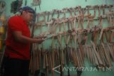 Seorang pembeli memilih warangka keris di Pasar Mojotrisno, Mojoagung, Jombang, Jawa Timur, Rabu (20/9). Warangka keris itu dijual mulai Rp 50 ribu sampai Rp 750 ribu tergantung bahan baku dan tingkat kesulitan. Antara jatim/Syaiful Arif/zk/17