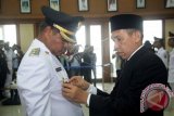 Gubernur Maluku, Said Assagaf (kanan) menyematkan lencana tanda jabatan saat melantik Abdul Hamid Rahayaan (kiri) menjadi Wakil Wali Kota Tual, Provinsi Maluku sisa waktu periode 2013 - 2018 di Kantor Gubernur Maluku, Ambon, Senin (18/9). Abdul Hamid Rahayaan menggantikan Adam Rahayaan yang diangkat menjadi Walikota Tual karena MM Tamher yang meninggal pada 5 April 2016 ANTARAFOTO/izaac mulyawan/ama/17