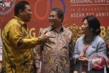 Menkominfo Rudiantara (tengah) berbincang dengan Kapolda Bali Irjen Pol Petrus Golose (kiri) dan Presiden Asean Public Relations Network (APRN) Prita Kemal Gani saat pembukaan Asean Public Relations Conference 2017 di Seminyak, Badung, Bali, Kamis (21/9). Konferensi kehumasan pertama yang digelar dengan skala global di Asia untuk merayakan HUT ke-50 ASEAN tersebut membahas bagaimana Public Relations dan komunikasi dapat berperan untuk membantu ASEAN mendapatkan pengakuan diantara komunitas global. ANTARA FOTO/Fikri Yusuf/wdy/2017.