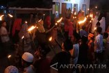 Sejumlah umat muslim mengikuti pawai obor di Perumahan Villa Tegal Besar, Kaliwates, Jember, Jawa Timur, Rabu (20/9). Pawai obor tersebut dalam rangka memperingati Tahun Baru Islam 1 Muharram 1439 Hijriah.
Antara Jatim/Seno/mas/17. 