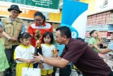 Reza Andreanto, Manager Environment Tetra Pak Indonesia sedang memberikan hadiah kepada pemenang lomba creative games. Acara Roadshow FSC Corner 2017 yang kali ini pada putaran keempat diselenggarakan di LOTTE MART Bintaro Tangerang. (Foto Humas FSC Indonesia).