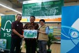 Reza Andreanto, Environment Manager Tetra Pak sedang memberikan simbolis penyerahan dropbox tempat sampah ramah lingkungan kepada Arry GM Lotte Mart Bintaro Tangerang. Acara Roadshow FSC Corner 2017 yang kali ini pada putaran keempat diselenggarakan di LOTTE MART Bintaro Tangerang. (Foto Humas FSC Indonesia).