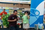 Reza Andreanto, Manager Environment Tetra Pak sedang memberikan penjelasan terkait dengan produk produk Tetra Pak yang telah berlabel FSC. Acara Roadshow FSC Corner 2017 yang kali ini pada putaran keempat diselenggarakan di LOTTE MART Bintaro Tangerang. (Foto Humas FSC Indonesia).