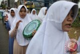 Peserta pawai peringatan Tahun Baru Islam 1 Muharram 1439 Hijriah melintas di Jalan A Yani, Kendari, Sulawesi Tenggara, Kamis (21/9). Peringatan 1 Muharram yang diikuti pelajar semua tingkatan itu dilakukan dengan berjalan sambil memukul kasidda rabbana serta memegang atribut muslim. ANTARA FOTO/Jojon/foc/17.