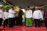Wali Kota Kediri Abdullah Abu Bakar menyerahkan penghargaan pada pemenang parade 99 beduk di Kota Kediri, Jawa Timur, Kamis (21/9). Kegiatan itu sengaja diselenggarakan untuk memeriahkan Tahun Baru Islam 1439 Hijriah. Antara Jatim/Asmaul Chusna/mas/17.