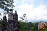 Petugas memasang alat Tiltmeter untuk pemantauan gunung di Pos Pengamatan Gunung Agung Desa Rendang, Karangasem, Bali, Jumat (22/9). Pusat Vulkanologi dan Mitigasi Bencana Geologi memasang alat tersebut untuk mendeteksi perubahan bentuk Gunung Agung seiring meningkatnya aktivitas gunung tertinggi di Bali itu. ANTARA FOTO/Wira Suryantala/wdy/2017.
