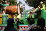 Sejumlah peserta 'Parade 99 Bedug' berada di atas mobil hias melintasi rute yang telah ditentukan di Kota Kediri, Jawa Timur, Kamis (21/9). Kegiatan yang diadakan oleh Nahdlatul Ulama (NU) tersebut guna memeriahkan tahun baru islam 1439 hijriah. Antara Jatim/Prasetia Fauzani/mas/17.