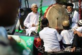 Sejumlah peserta 'Parade 99 Bedug' berada di atas mobil bak terbuka melintasi rute yang telah ditentukan di Kota Kediri, Jawa Timur, Kamis (21/9). Kegiatan yang diadakan oleh Nahdlatul Ulama (NU) tersebut guna memeriahkan tahun baru islam 1439 Hijriyah. Antara Jatim/Prasetia Fauzani/mas/17.