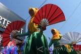 Pelajar pawai taaruf melintas di sekitar Alun-alun Kota Madiun, Jawa Timur, Kamis (21/9). Pawai taaruf yang diikuti ribuan anak TK/RA, murid SD/MI, SMP/MTs dan SMA/SMK/MA tersebut dalam rangka menyambut datangnya tahun baru Islam 1 Muharram 1439 Hijriah. Antara Jatim/Siswowidodo/mas/17