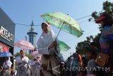 Peserta pawai taaruf melintas di sekitar Alun-alun Kota Madiun, Jawa Timur, Kamis (21/9). Pawai taaruf yang diikuti ribuan anak TK/RA, murid SD/MI, SMP/MTs dan SMA/SMK/MA tersebut dalam rangka menyambut datangnya tahun baru Islam 1 Muharram 1439 Hijriah. Antara Jatim/Siswowidodo/mas/17