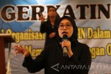 Peneliti bahasa isyarat dari Laboratorium Bahasa Isyarat Universitas Indonesia Silva Isma memaparkan materi saat rapat koordinasi nasional (rakornas) ke-3 Gerakan Untuk Kesejahteraan Tuna Rungu Indonesia (Gerkatin) di hotel Lotus Kota Kediri, Jawa Timur, Jumat (22/9). Kegiatan yang diikuti oleh tuna rungu dari sejumlah daerah se-Indonesia selama 4 hari tersebut guna memperkuat jaringan Gerkatin sekaligus memantapkan dan memperjuangkan bahasa isyarat sebagai bahasa yang dapat diterima di tengah-tengah masyarakat luas. Antara Foto/Prasetia Fauzani/mas/17.