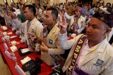 Sejumlah penyandang tuna rungu menyanyikan lagu Indonesia Raya dengan bahasa isyarat sebelum dimulainya rapat koordinasi nasional (rakornas) ke-3 Gerakan Untuk Kesejahteraan Tuna Rungu Indonesia (Gerkatin) di hotel Lotus Kota Kediri, Jawa Timur, Jumat (22/9). Kegiatan yang diikuti oleh tuna rungu dari sejumlah daerah se-Indonesia selama 4 hari tersebut guna memperkuat jaringan Gerkatin sekaligus memantapkan bahasa isyarat sebagai bahasa yang dapat diterima di tengah-tengah masyarakat luas. Antara Jatim/Prasetia Fauzani/mas/17.