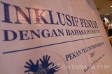 Sejumlah peserta mengikuti rapat koordinasi nasional (rakornas) ke-3 Gerakan Untuk Kesejahteraan Tuna Rungu Indonesia (Gerkatin) di hotel Lotus Kota Kediri, Jawa Timur, Jumat (22/9). Kegiatan yang diikuti oleh tuna rungu dari sejumlah daerah se-Indonesia selama 4 hari tersebut guna memperkuat jaringan Gerkatin sekaligus memantapkan bahasa isyarat sebagai bahasa yang dapat diterima di tengah-tengah masyarakat luas. Antara Jatim/Prasetia Fauzani/mas/17.