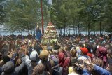 Warga dan nelayan tergabung dalam kelompok sadar wisata (Pokdarwis) mengarak tumpeng raksasa berisi aneka buah dan penganan dalam ritual sedekah bumi di pesisir Pantai Gemah, Tulungagung, Kamis (21/9).
Ribuan wisatawan ikut memeriahkan kegiatan 