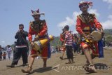 Tak hanya bergantian melakukan swafoto di dekat arak-arakan, warga dan wisatawan rela saling berdesakan untuk berebut buah-buahan dan aneka hasil bumi yang di gantung berangkai di rangka berbentuk tumpeng yang digotong belasan anggota Pokdarwis (kelompok sadar wisata) Pantai Gemah. Antara Jatim/Destyan Sujarwoko/mas/17.