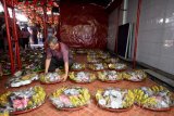 Seorang pria mengambil tumpeng Suro-an milik warga keturunan Tionghoa yang telah didoakan di Tempat Ibadah Tri Dharma (TITD) Hong San Ko Tee di Surabaya, Jawa Timur, Kamis (21/9). Ratusan tumpeng Suro-an yang dikumpulkan tersebut sebagai rasa syukur atas rejeki dan kesehatan dari Tuhan Yang Maha Esa dalam ritual memperingati tahun baru Jawa 1 Suro. Antara Jatim/M Risyal Hidayat/mas/17